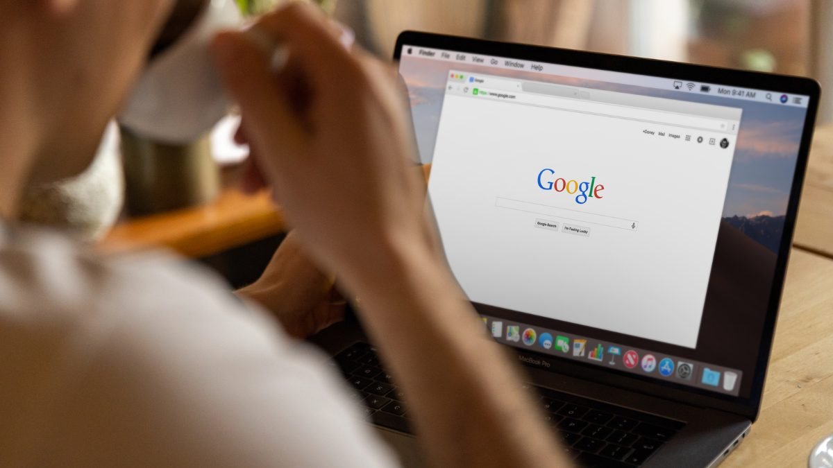 Tela de busca do Google aberta em um notebook, representando pesquisa orgânica